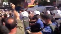 Ebru Timtik'in cenazesi Gazi Cemevi'nden çıkarılırken polis müdahalesi!