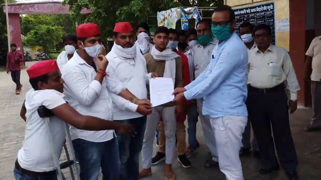 लाठीचार्ज के विरोध में भरथना के सपा कार्यकर्ताओं ने राज्यपाल को भेजा ज्ञापन