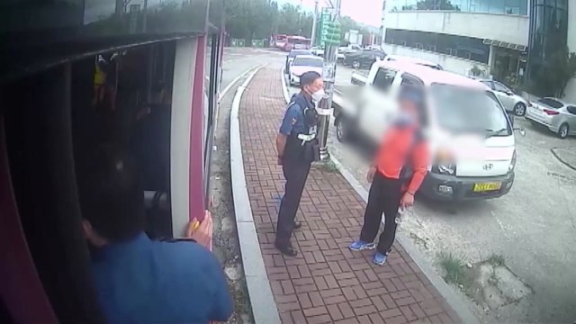 마스크 써달라 요구에 시비...승객·경찰 때린 50대 영장 / YTN