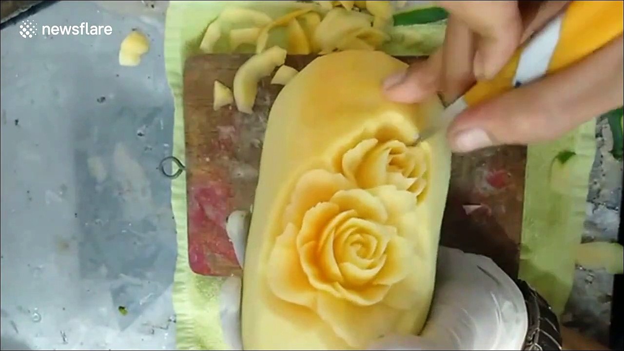 Vietnamese chef hand-carves intricate rose pattern into papaya