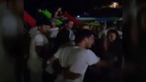Turistas franceses de fiesta sin mascarillas en la playa de Lloret de Mar