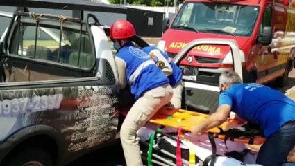 Trabalhador é socorrido após sofrer queda de altura de mais de dois metros