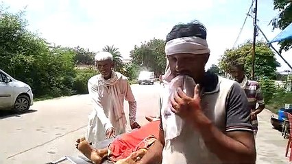 मानवता हुई शर्मशार, रोड़ पर दौड़ता स्वास्थ्य विभाग का स्ट्रेचर