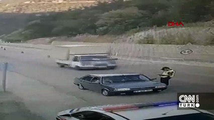 Son dakika haberleri.. Dikkatsiz sürücü jandarmayı eziyordu | Video