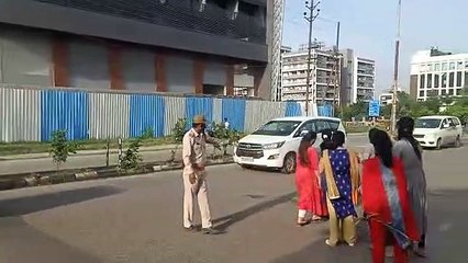 इंदौर: एक दबंग महिला ने स्कूल फीस के लिए रोकी सीएम शिवराज की गाड़ी