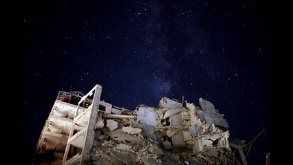 لقطات متسارعة لانعكاسات مجرة درب التبانة على دمار إدلب