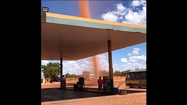 Une impressionnante tornade de poussière frôle une station essence