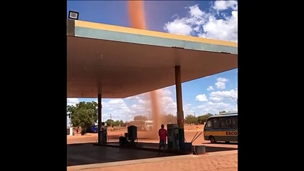 Une impressionnante tornade de poussière frôle une station essence