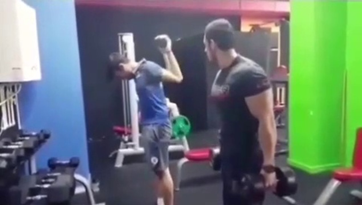 Drôle de façon de faire de la musculation - Vidéo Dailymotion