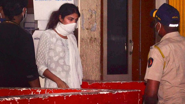 Rhea reaches Santa Cruz Police Station after CBI questioning