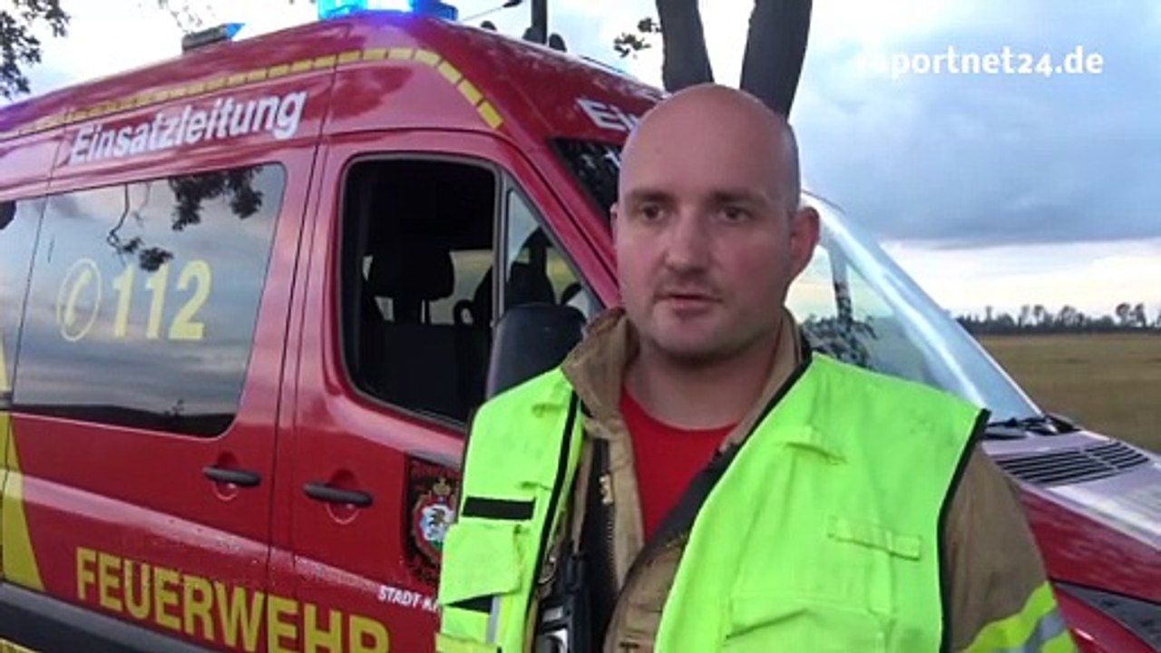 Schwerer Unfall im Brandenburgischen Kremmen, Fahrer stirbt noch  im Unfallfahrzeug