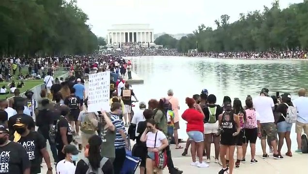 Protesto anti-racismo reune milhares