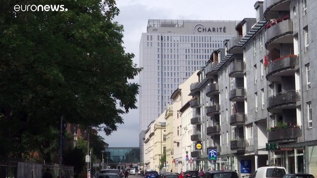 Mejoran los síntomas del líder de la oposición en Rusia, Alexei Navalny, aunque sigue grave