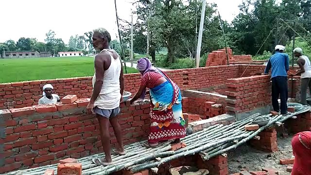 सफेद बालू एवं पीली ईट से हो रहा है पंचायत भवन का निर्माण