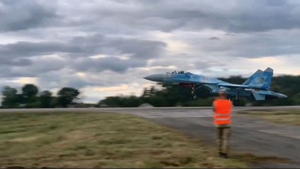 Ukrayna savaş uçaklarından otoyolda ilginç deneme