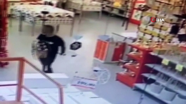 AVM çalışanının şarjda olan telefonunu böyle çaldı