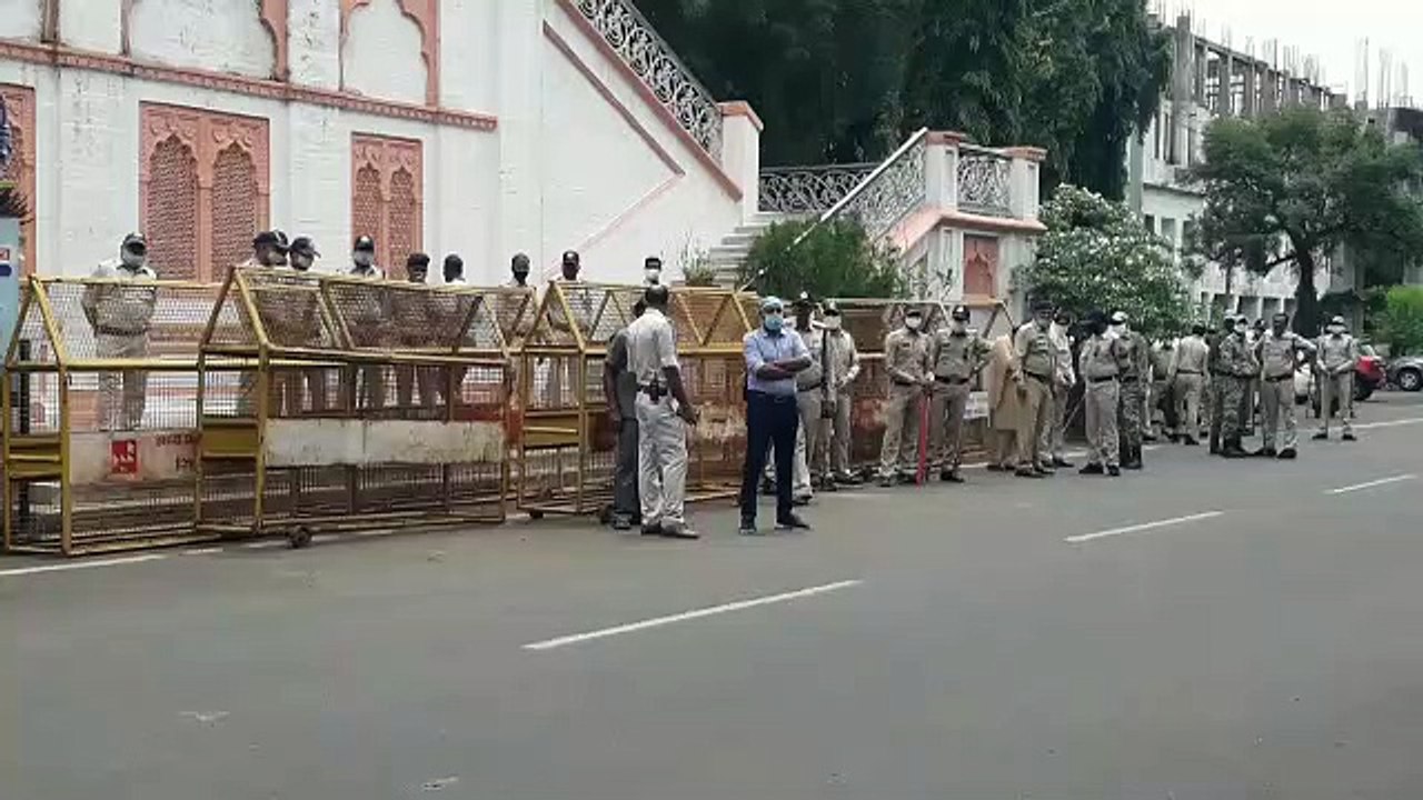 विधायक महेश परमार के नेतृत्व में उज्जैन कलेक्टर का सैकड़ों कांग्रेसी कार्यकर्ताओं की मौजूदगी में घेराव