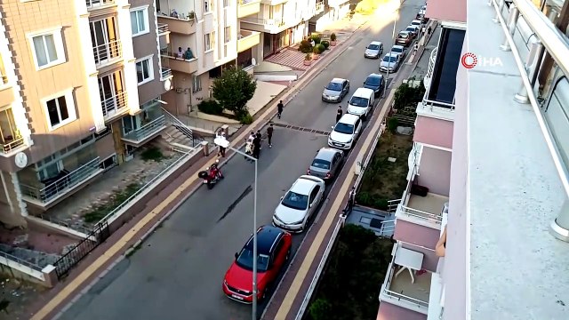 Sokak ortasında yolunu kesip darp ettiler...Kavga anı kamerada