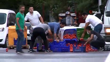 Domatesleri yola savrulan seyyar satıcıya vatandaşlar yardım etti