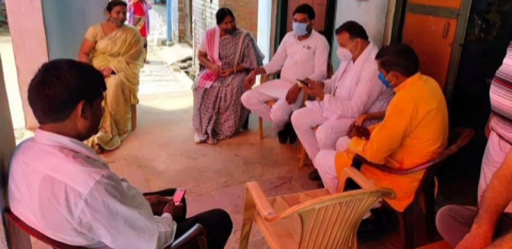 इटावा: शोक संवेदना व्यक्त करने पहुंची सरिता भदौरिया