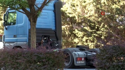 Tırın üstüne bırakılan bavul paniğe neden oldu