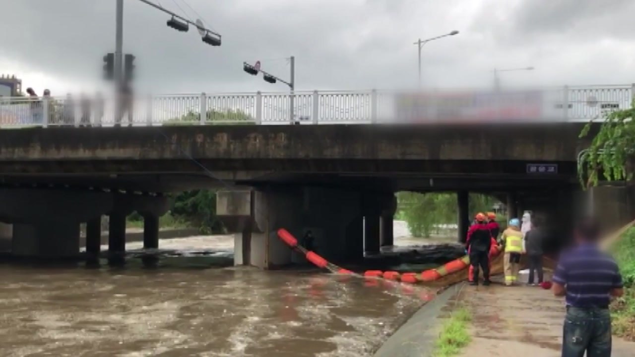 자전거 타던 40대 남성 불어난 하천에 고립...30분 만에 구조 / YTN