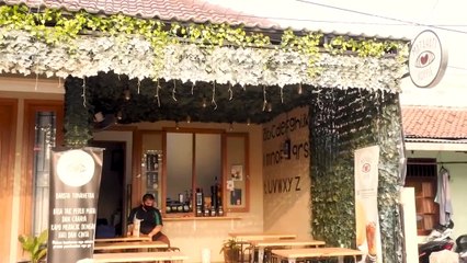 Barista atau penyeduh kopi difabel