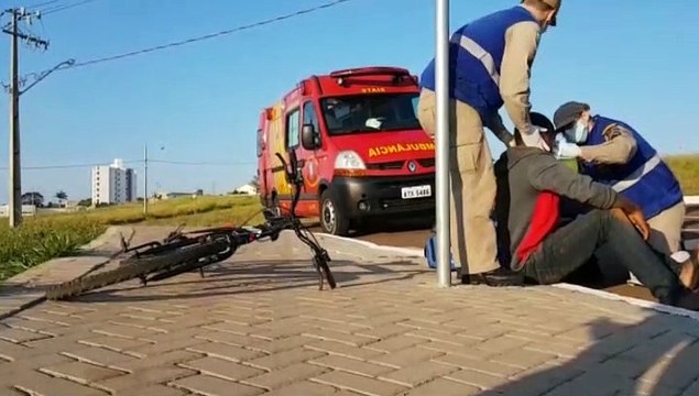 Ciclista cai, bate a cabeça no chão e precisa ser socorrido próximo do Ecopark