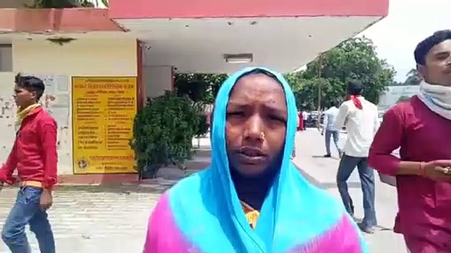 झूठी रिपोर्ट देने पर लेखपाल के ख़िलाफ़ डीएम, एसडीएम व तहसीलदार से ग्रामीणों ने दिया ज्ञापन