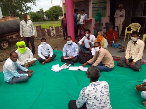पटवारी एवं ग्राम पंचायत सचिव ग्राम पंचायत में फसल बीमा हेतु लगा रहे कैम्प