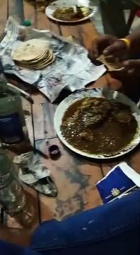 पुलिसकर्मियों का दबंगो के साथ पार्टी का वीडियो वायरल, एसपी ने किया निलंबित