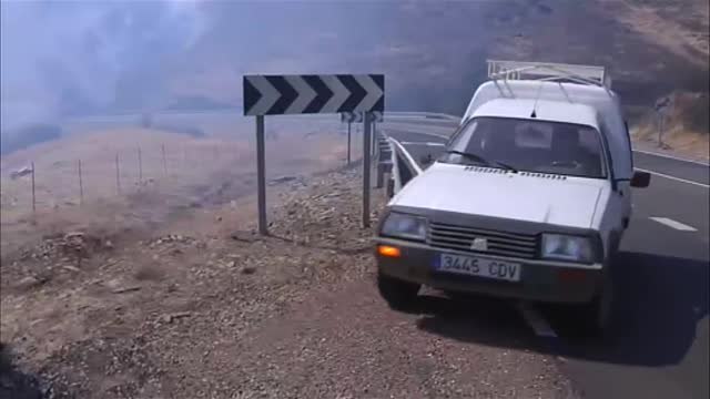 Dos vecinos de Almonaster luchan contra el fuego para salvar varias fincas