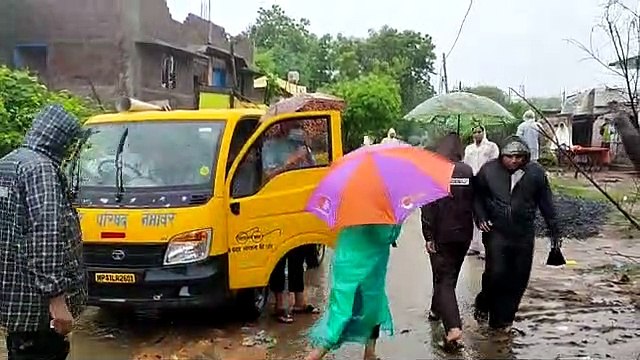 नर्मदा का जल स्तर तेजी से बढाने के कारण नगर को खाली करने की मुनादी