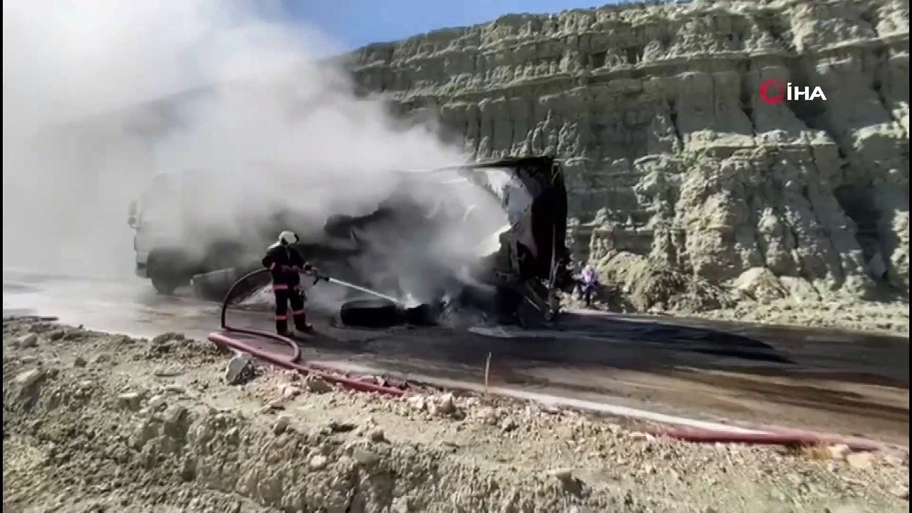 Nallıhan-Ankara karayolunda tır alev aldı