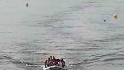 Llegada de una patera este verano a una playa de Almería.