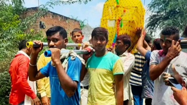 गांव में निकाली गई शोभायात्रा, जमकर उड़ी सोशल डिस्टेंसिंग की धज्जियां