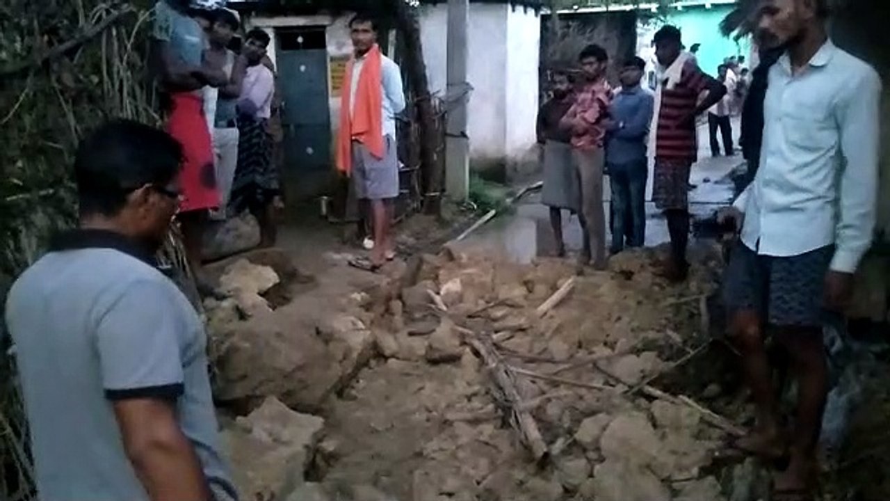 यूपी: कच्ची दीवार गिरने से तीन बच्चियों की दबकर मौत