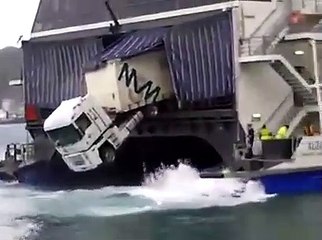 Ce camion a le mal de mer en bateau