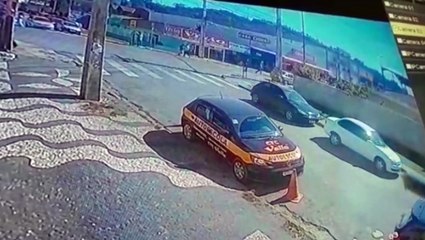 Impressionante: motociclista é atingido por ladrões que fugiam em carro roubado