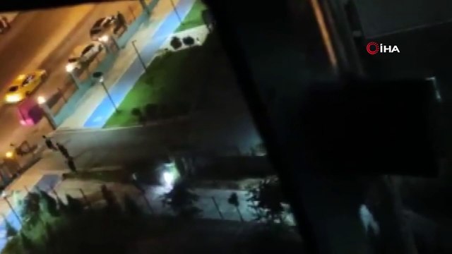 Dur ihtarına uymayan şahıs etrafa ateş açarak apartmana sığındı...Havaya ateş açtığı anlar kamerada