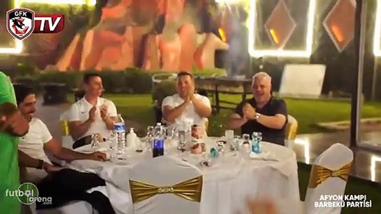 Sumidica kendinden geçti