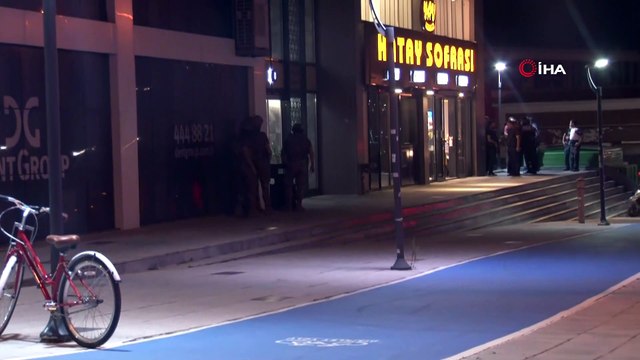 Dur ihtarına uymayan şahıs etrafa ateş açarak apartmana sığındı...Havaya ateş açtığı anlar kamerada