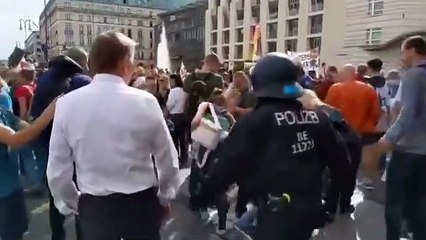 Almanya'da gerçekleşen korona mitinginde polisten sert müdahale