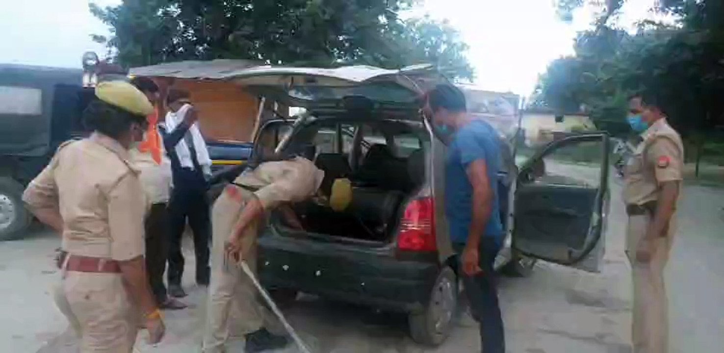 पुलिस ने वाहनों की गंभीरता से ली तलाशी