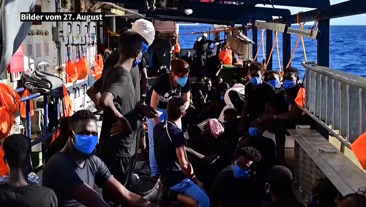 Dramatische Rettungsaktion im Mittelmeer - Geflüchtete von überfülltem Schiff gebracht