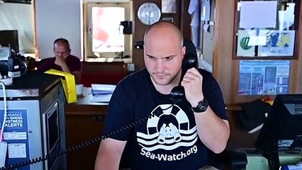 Dramatische Rettungsaktion im Mittelmeer - Geflüchtete von überfülltem Schiff gebracht