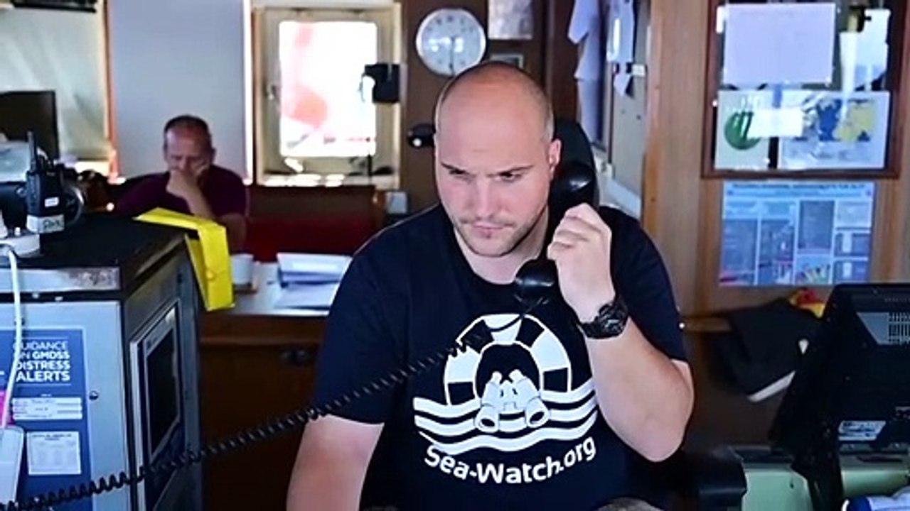 Dramatische Rettungsaktion im Mittelmeer - Geflüchtete von überfülltem Schiff gebracht