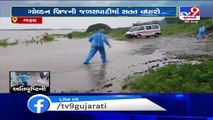 Last rites being performed amid rain waters in Bharuch