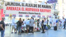 Novena concentración de comerciantes del Rastro que exigen una mesa de trabajo con el Ayuntamiento