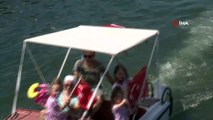 - Balıkçı tekneleri  Florya Atatürk köşkünü selamladı